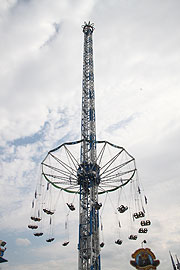 Sommer in der Stadt OIlympiapark: fertig und dreht schon Testrunden: der Bayern Tower (©Foto: Marikka-Laila Maisel)